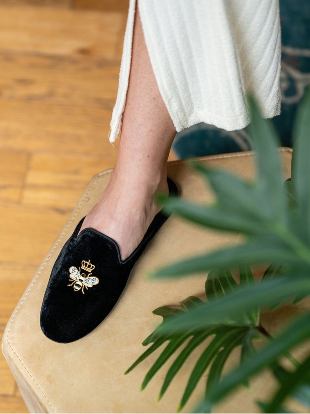 Patricia Green women’s queen bee embroidered velvet slipper size 11